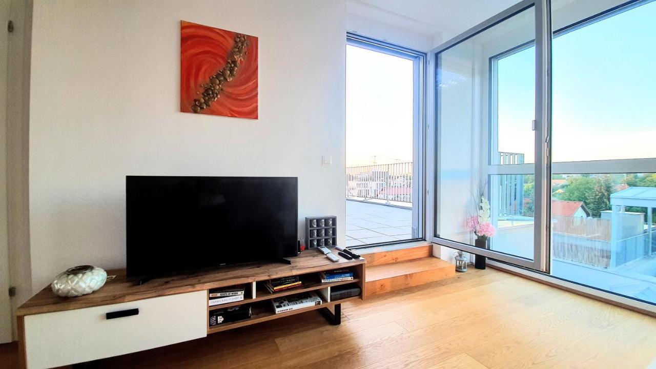 Rooftop Terrace, Free Garage Parking And Pool! Vienna Exterior photo